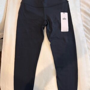 NWT ALO Yoga Black 7/8 High-Waist Airbrush Legging - best seller in all seasons!